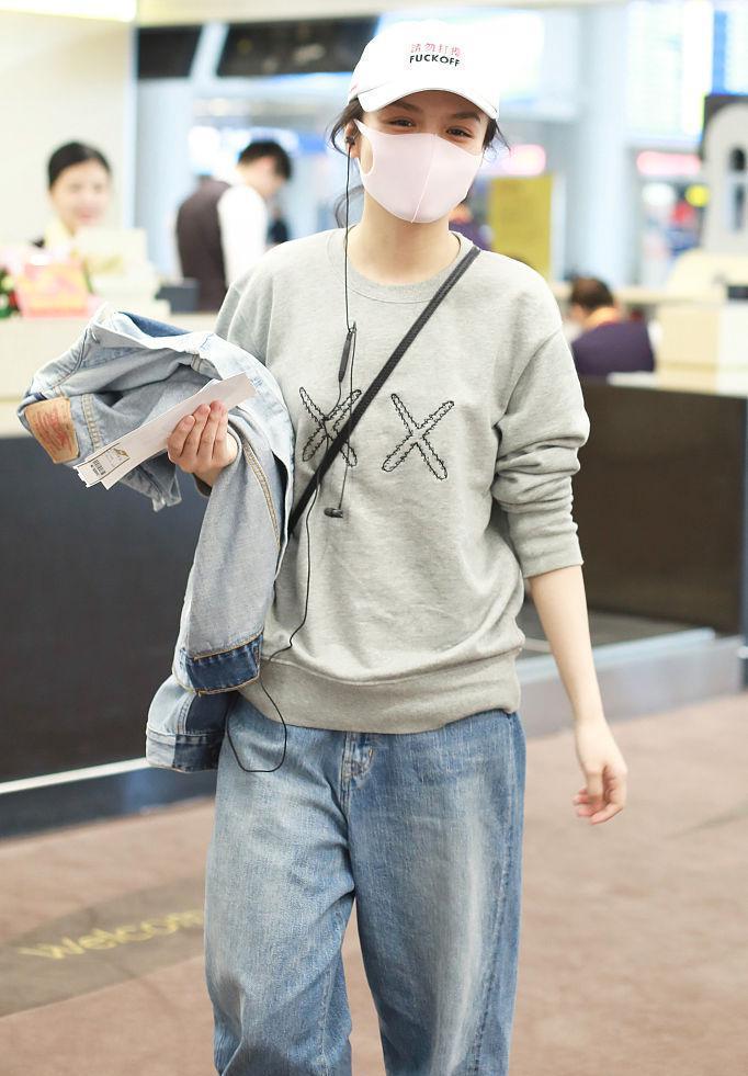 卫衣 26岁春夏低调走机场,卫衣搭配直筒裤简约又休闲,这帽子太有个性