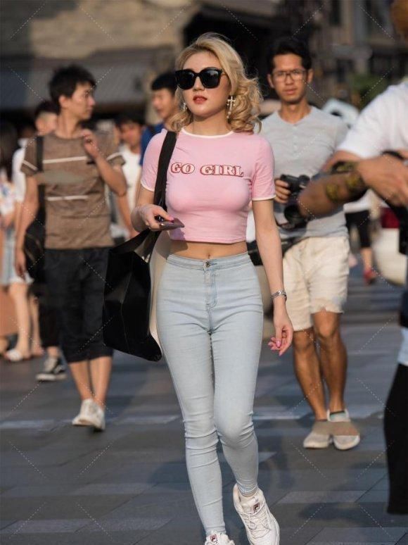 瑜伽裤和姑娘华美气质完美结合，给人眼前一亮，慵懒大方