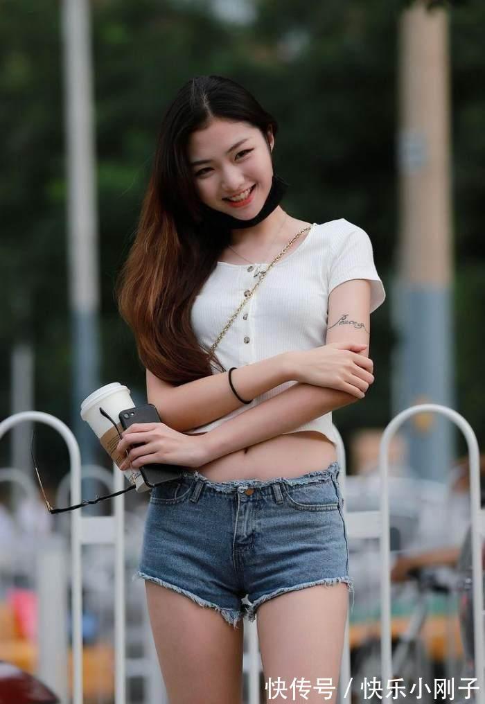 运动背心|小姐姐上身穿的是一件红色的运动背心,充满活力