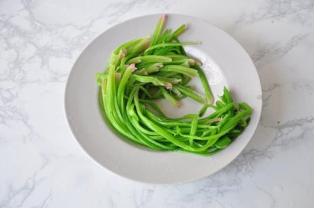 五十岁阿姨的创新菜,菠菜不吃叶光吃杆,焯一焯浇点油,好吃好看