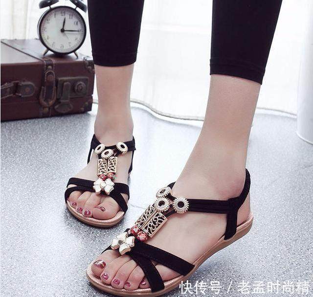 别总|别总穿累脚的高跟鞋,这六款平底凉鞋才最显气质,女人味十足