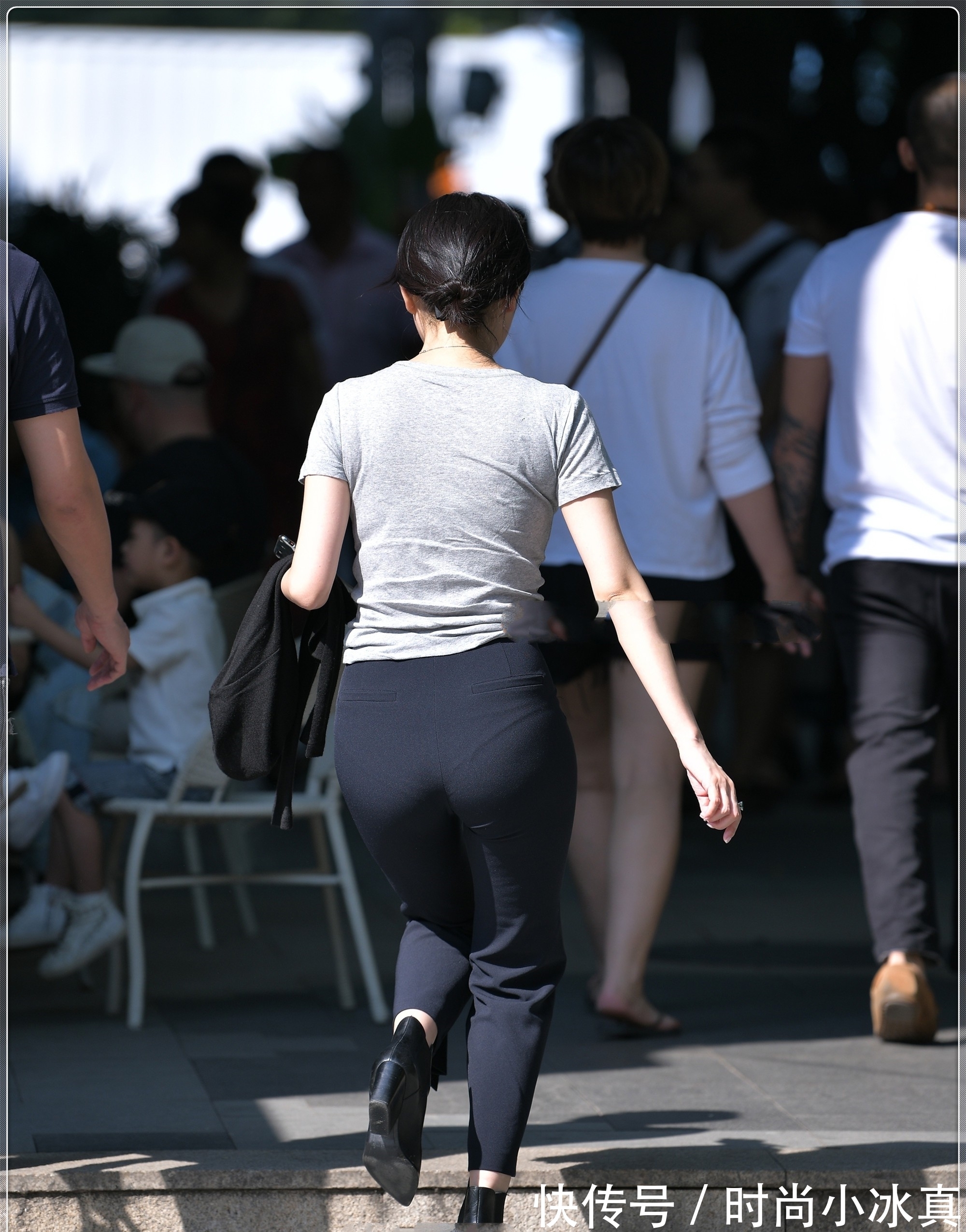 宝妈|灰色棉麻短袖搭配黑色直筒喇叭裤，清新时尚，精致十足