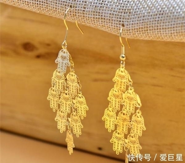 耳环 购买黄金耳钉时,是选弯针的好还是直针的好?金店老板一语道破