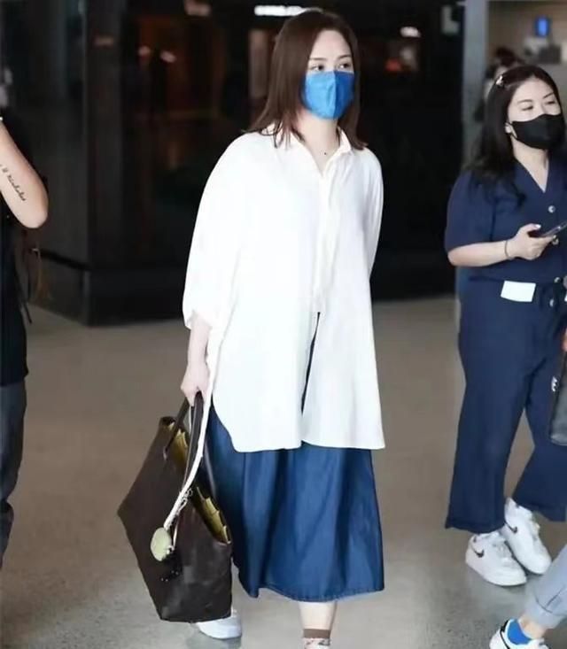 气质|阿娇穿白衬衫装嫩,现实中没了气质,但也不老不像40岁阿姨!