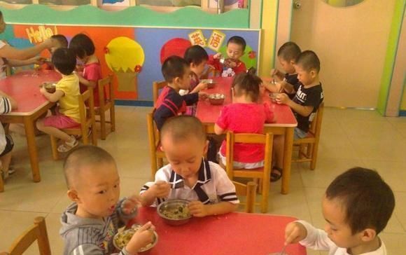 尴尬|爸爸姓袁,给孩子起了名字,妈妈在幼儿园一喊,大家都跑了