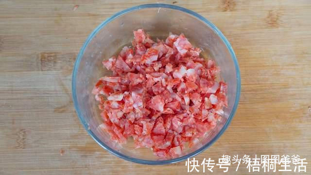 搅拌均匀|早餐别吃包子馒头了，1块钱饺子皮，5种巧用，美味解馋，孩子最爱