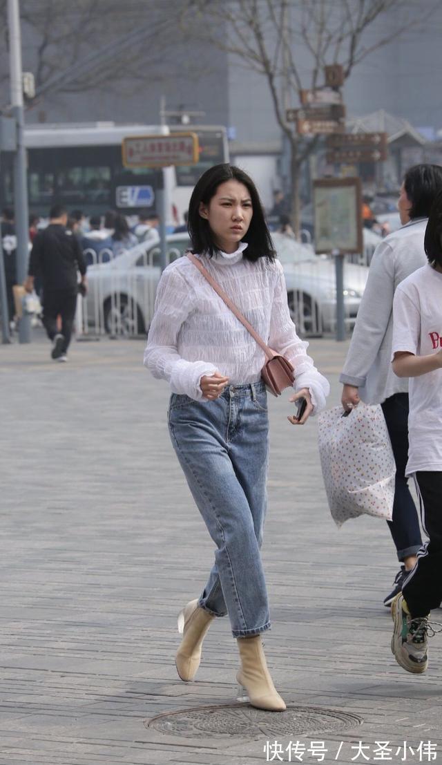 清纯|美女街拍:苗条女孩怎么穿更惊艳?蕾丝长袖+牛仔裤,清纯又可爱