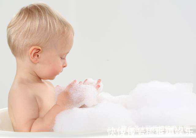 沐浴露|4种给宝宝洗澡的错误方式，第一个很常见，最后一个易忽视