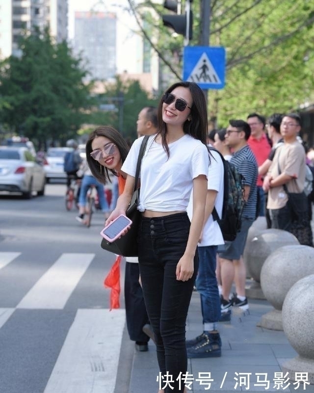 紧身|小姐姐紧身牛仔裤,既休闲又修身,散发着难以抵挡的魅力
