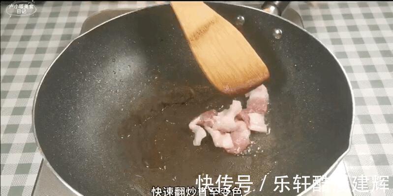 好吃|家庭版炒白菜，做法简单，加上一点肉更好吃