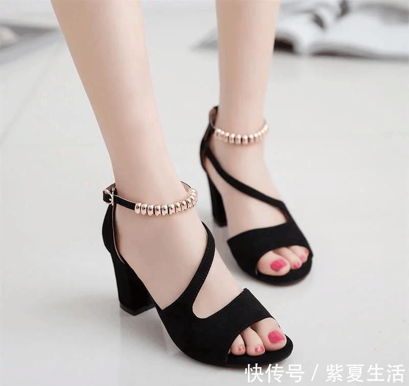 一字扣 高跟鞋是女人“命”, 看聪明女人这样穿, 清凉显高还有女人味