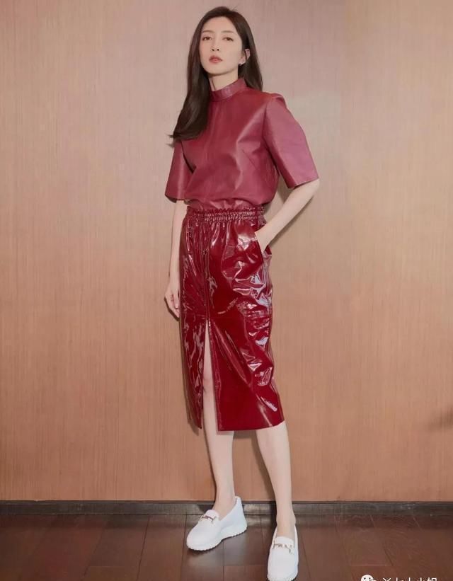 连衣裙|忘掉高跟鞋,“连衣裙+平底鞋”才是夏季王炸组合