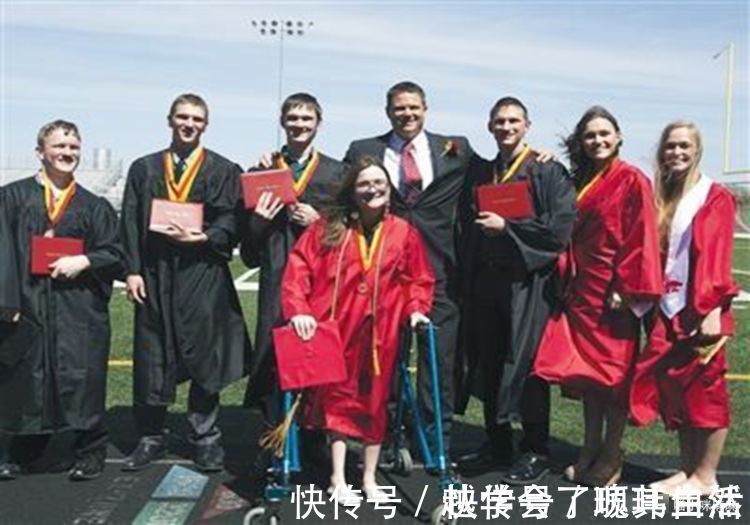 多胞胎|一胎生“一窝”是种什么体验?七胞胎一天用52片尿布,喝42瓶奶粉