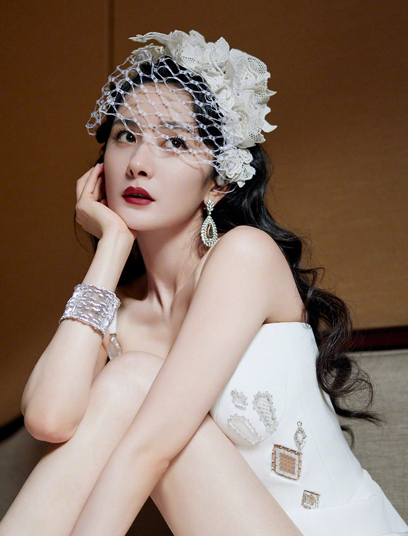 杨幂轻纱遮面复古写真_火爆资讯网