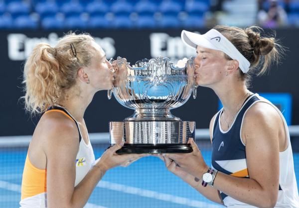 澳网|澳网女双决赛：克赖奇科娃/西尼亚科娃夺冠