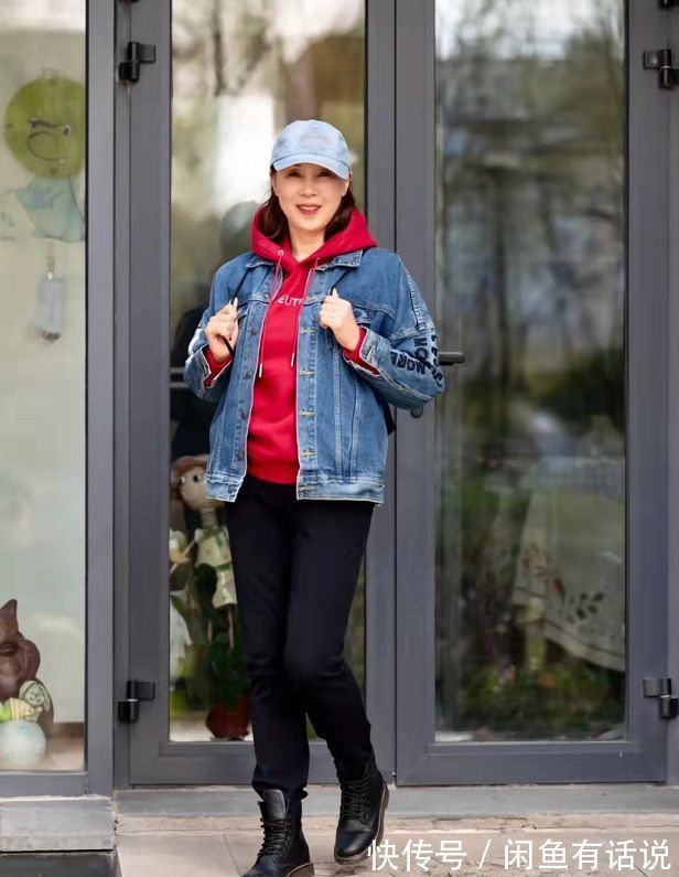 时尚 65岁奶奶用一件“红卫衣”,搭出阿姨辈的精气神,照穿减龄又洋气