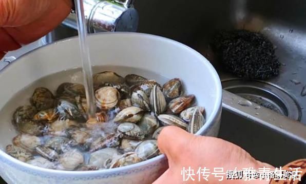 鲜嫩|炒花蛤，一定不能直接焯水，海边人多加一步，花蛤鲜嫩无沙无腥味