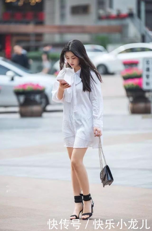 街拍小姐姐深蓝色牛仔裤搭配一双高跟鞋,打造不一样的迷人气质