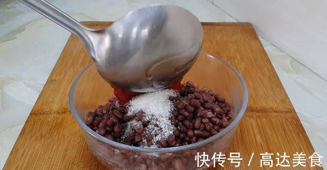 面包很好吃，有4个鸡蛋，又软又甜，不用烤箱你就能成功