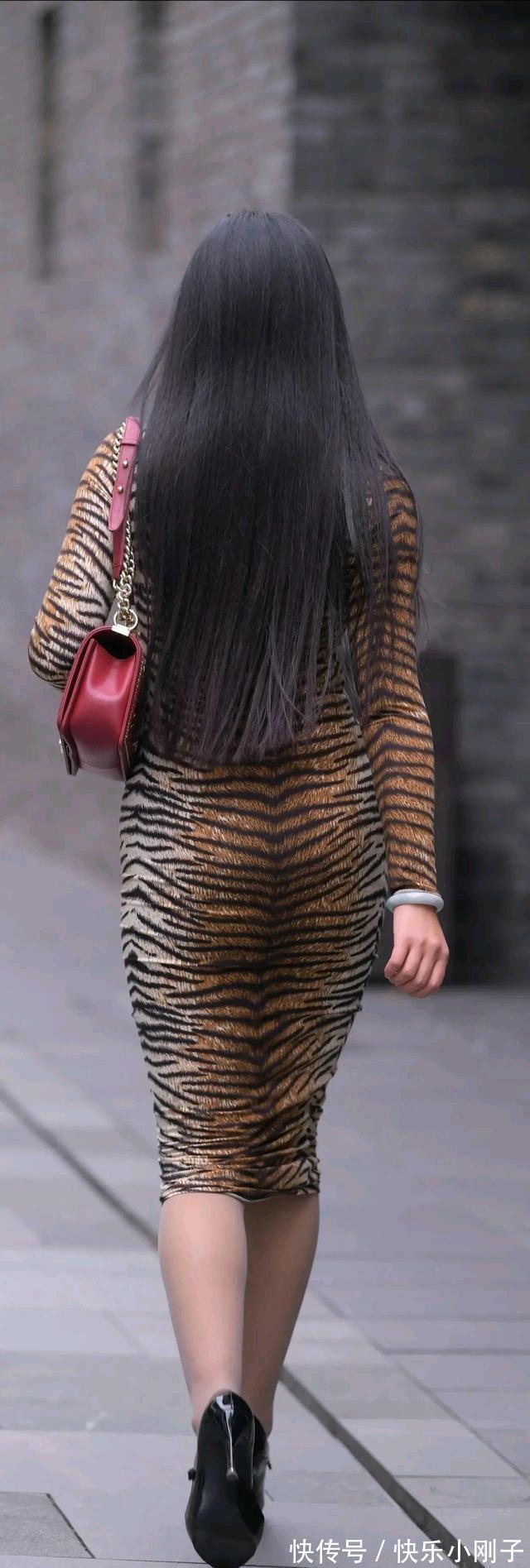 气质 简单方便的连衣裙穿出女神气质,提升整体形象,知性大方