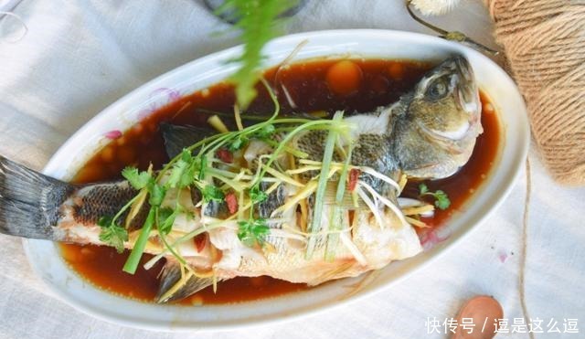 蒸鱼时,最忌直接加盐,加点“它”,鱼肉越蒸越香,越蒸越嫩!