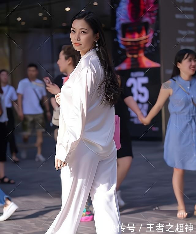 穿搭 简洁的白色职业套装,端庄又大气,尽显知性美感!