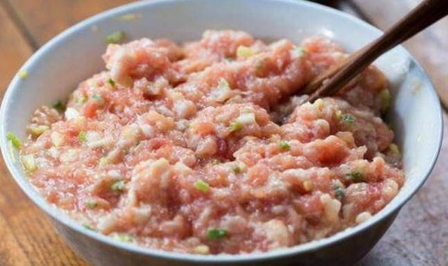 肉馅|调肉馅时，先加盐还是先加油记住3个顺序，肉馅鲜嫩多汁，真香