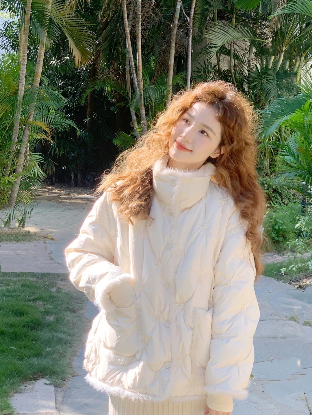 真正优雅的女人,冬季都穿“羽绒服”,这些造型适合普通人借鉴