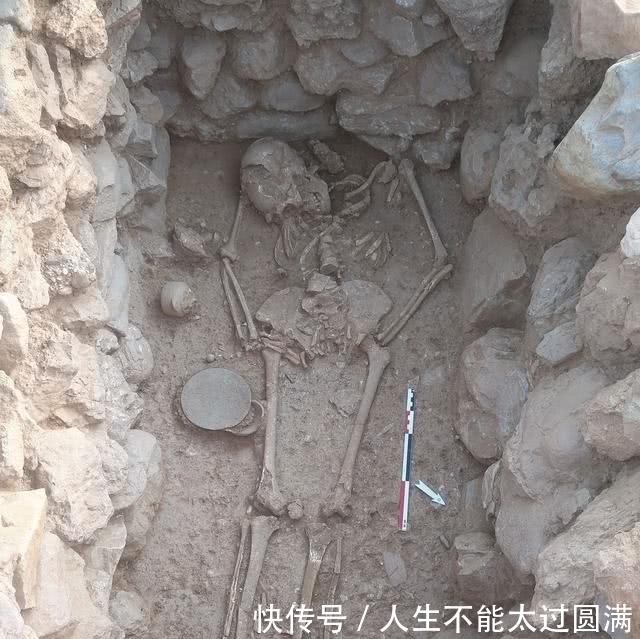 挖到戴着“大金链子”的3000年前妇女,考古学家:她的身份不一般