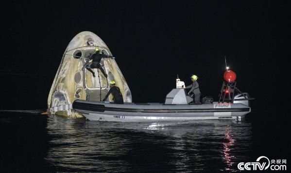 宇航员顺利返回地球 美国完成首次商业载人飞行任务