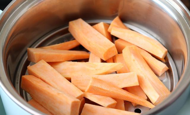 咀嚼|4-18个月宝宝“自主进食训练时间轴”,帮你收获一个吃饭省心的娃