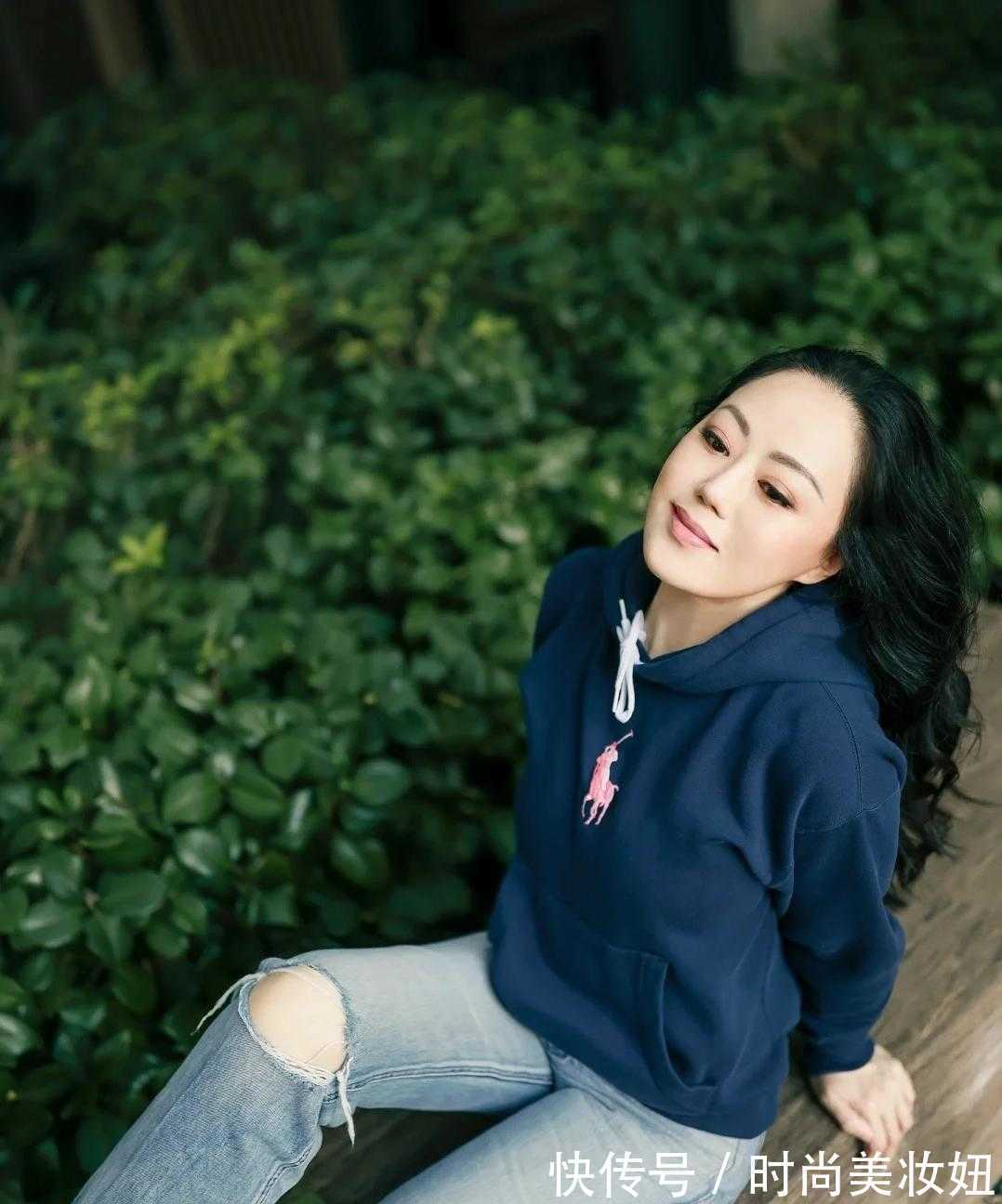 下半身 章小蕙不扮“贵妇”更漂亮,穿连帽卫衣配牛仔裤,年轻10岁不止