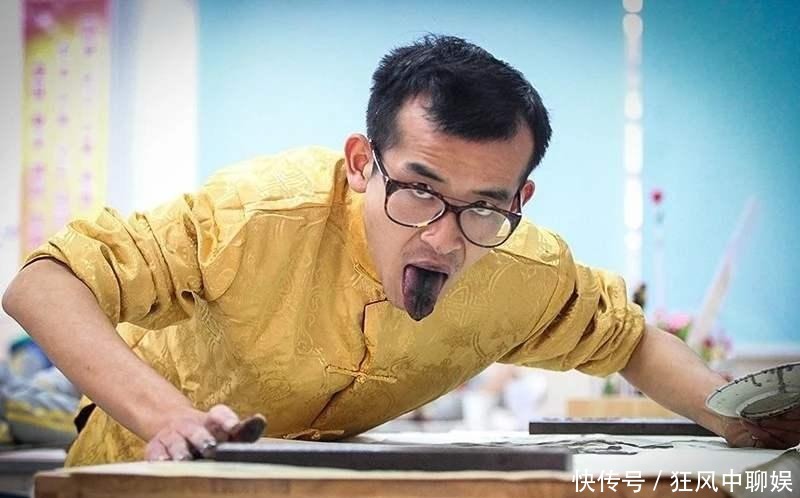 自称|他首创用舌头写字作画,自称是韩愈后代,被学校邀请给学生上课
