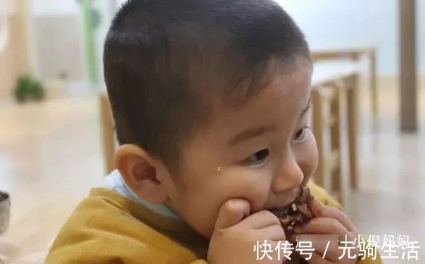回家|幼儿园能吃2大碗,回家就到处追着喂饭,宝妈突袭幼儿园后明白了