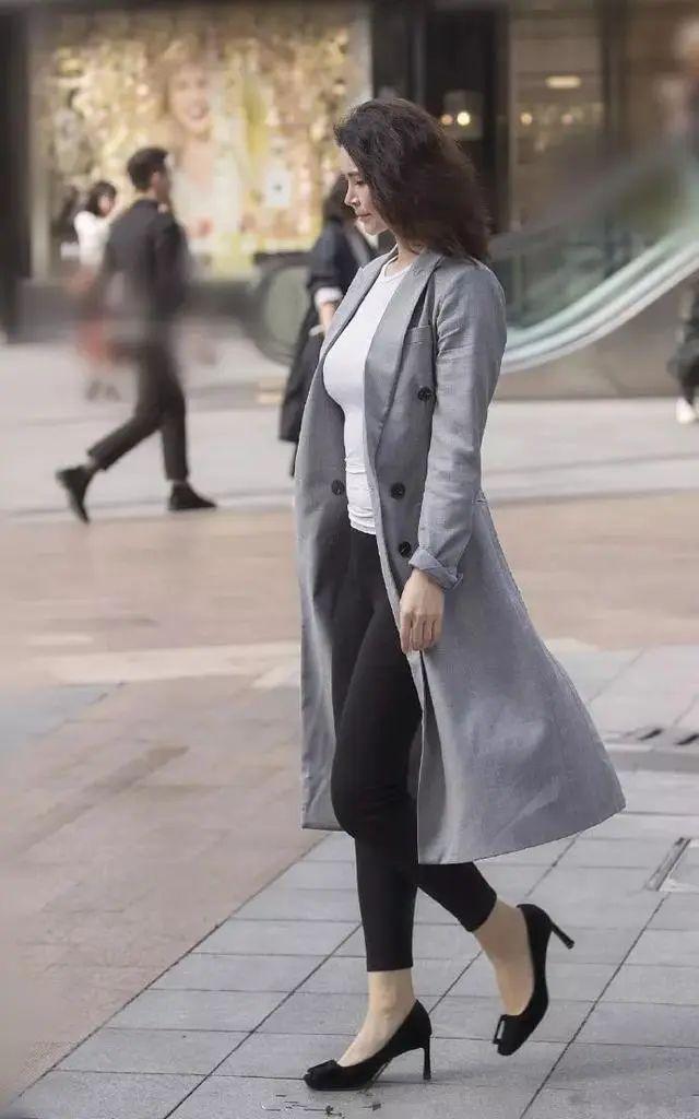 美女|街拍:小姐姐戴着一副墨镜出街,看上去十分的帅气