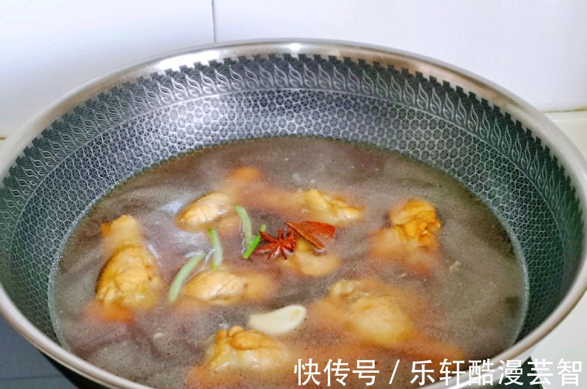 下饭|笋干和鸡腿搭配，炖至入味，鲜美又下饭，上桌都抢着吃