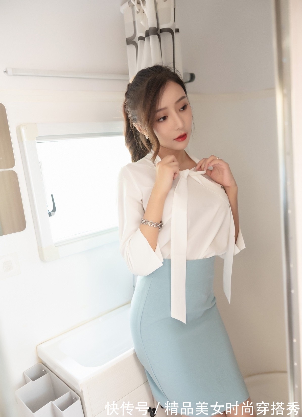 知性 知性又优雅的白色衬衫,下搭一条浅蓝色的高腰包臀裙,性感又迷人