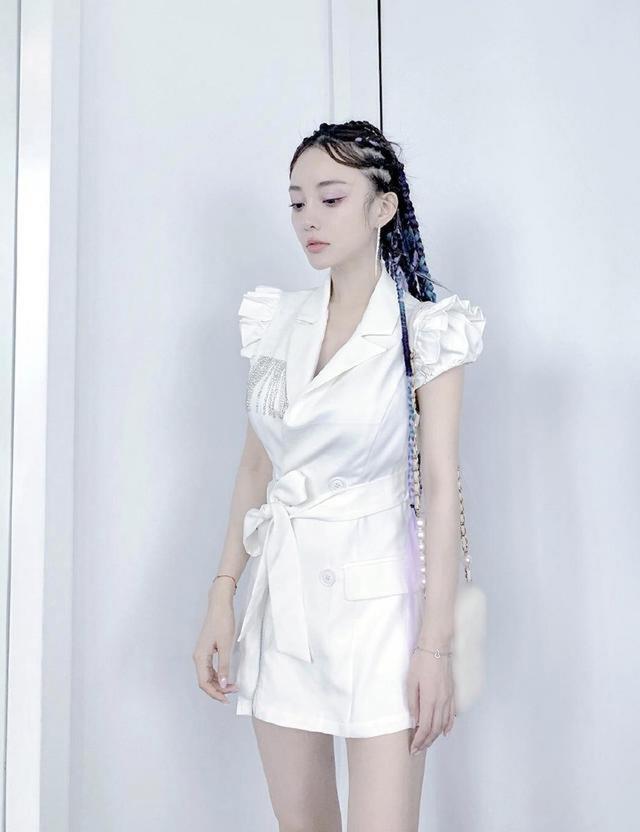 路人|路人街拍，美女搭配着绿色半身裙，十分吸晴
