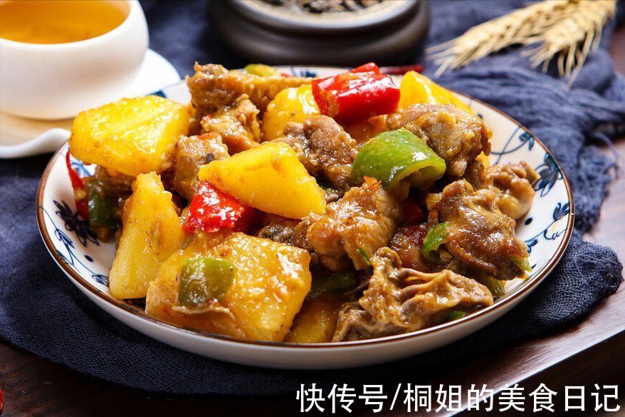 炖鸡肉，先焯水还是直接炖？都是错的，多做1步，鸡肉鲜嫩又入味