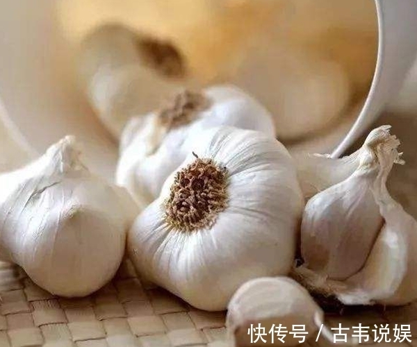 枕头|睡前在床边放几掰大蒜,不出一月,身体会收获3大喜人变化!