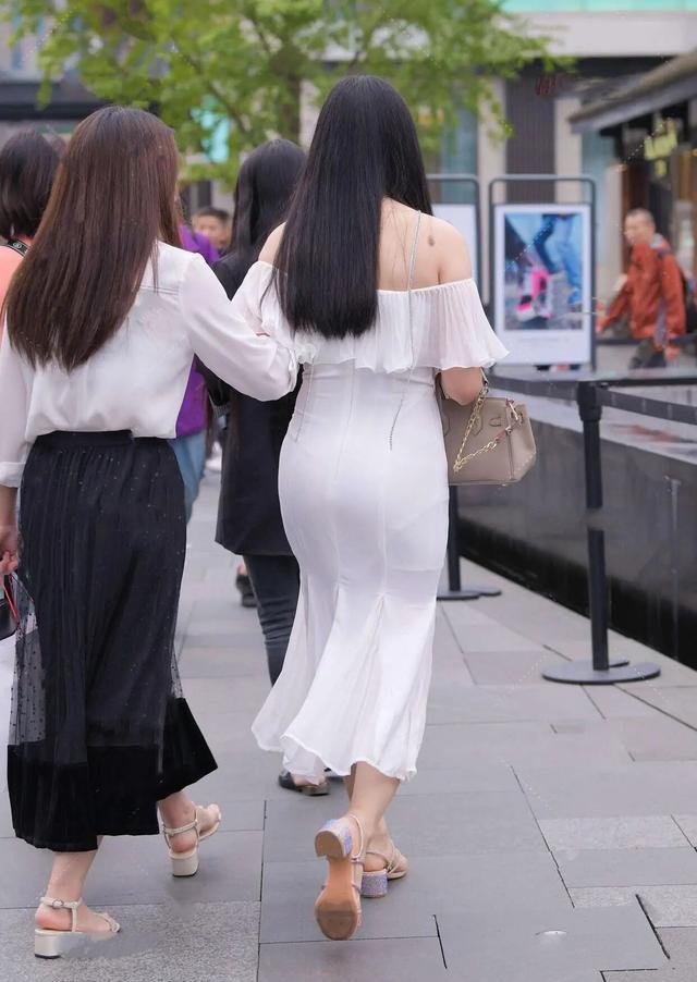 修饰身形|美女街拍:抛弃了“A字裙”,又迎来了“鱼尾裙”,难怪女孩爱不释手!