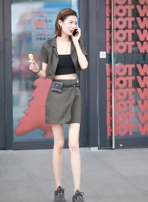 短款|街拍小姐姐半袖上衣搭配黑色的短款下装,非常时尚具有美感