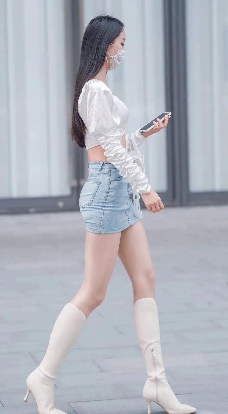 牛仔裤 时尚小姐姐穿紧身牛仔短裙,搭配白色雪纺衫,看上去很时尚可爱