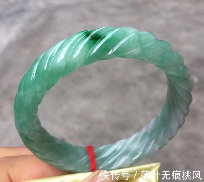 知性|知性女神杨澜戴翡翠手镯高贵大方!万种风情于纤细手腕中尽数体现