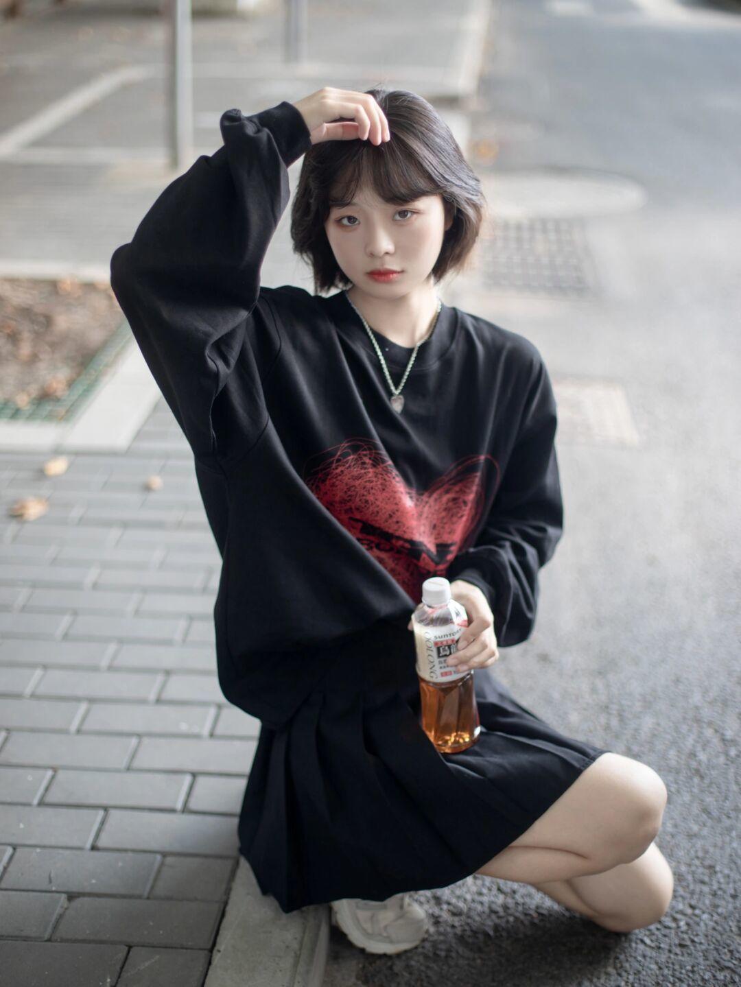 红色字母卫衣+白色休闲裤,韩范十足!|早秋卫衣合集| 韩范