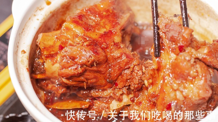 贴秋膘|贴秋膘，尝尝这道“酱骨头”，软烂脱骨，酱香入味，汤汁拌饭好吃