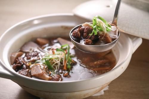 茶油|晚餐“三菜一汤”包种茶油饭咸香唰嘴,高山茶春笋鸡汤爽口不腻