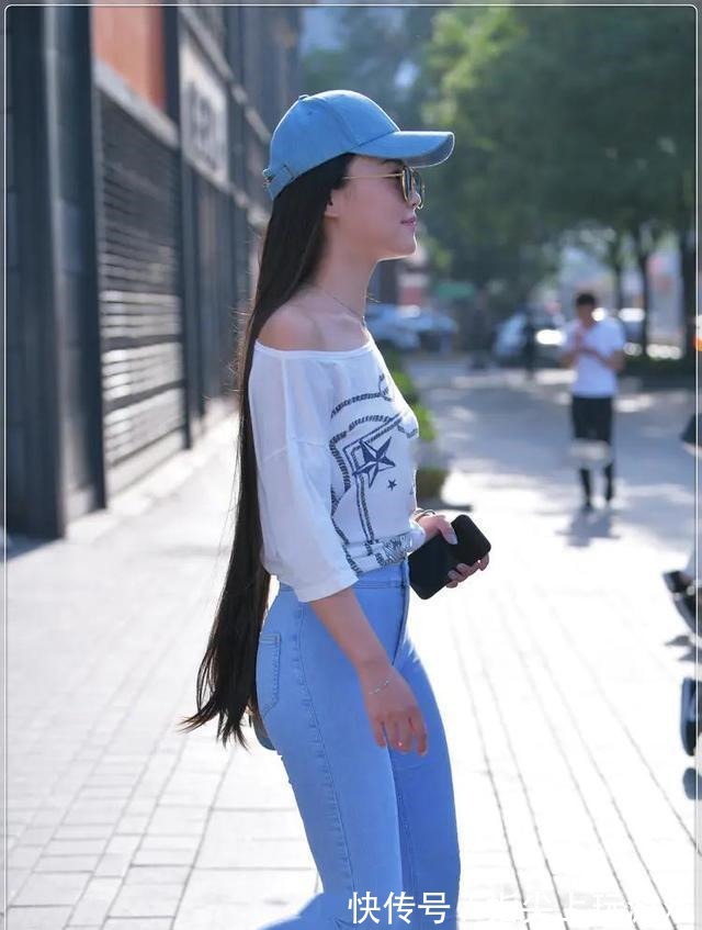 牛仔裤 白色斜肩外套搭配浅蓝色牛仔裤,青春时尚,充满活力!