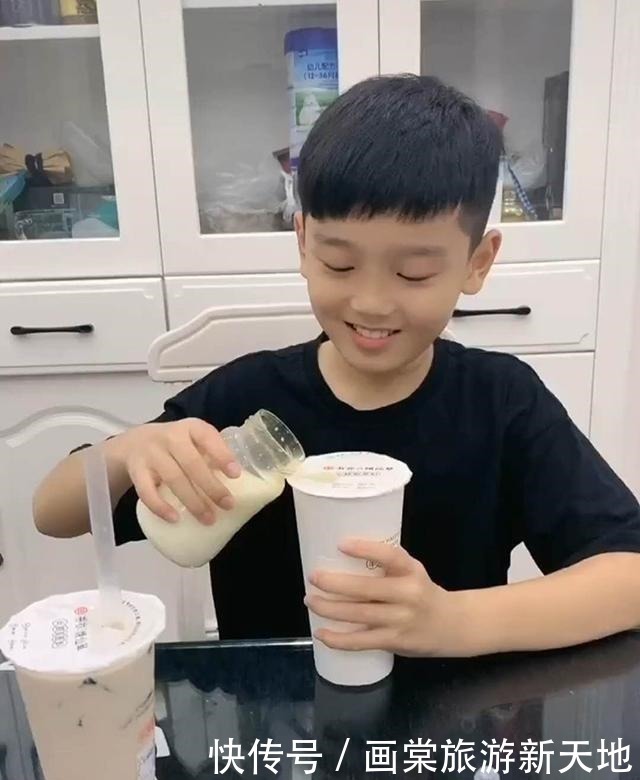哥哥|妹妹想喝哥哥的珍珠奶茶，哥哥用笔给妹妹“画”了一杯，妈妈笑翻