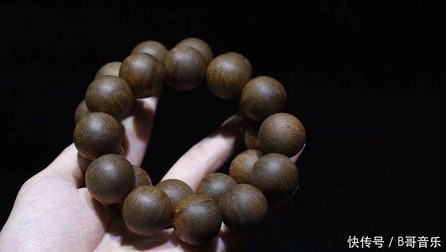 老炮从越南带回两根黑棒槌 一刀切开 激动得以头抢地 拂掌而呼